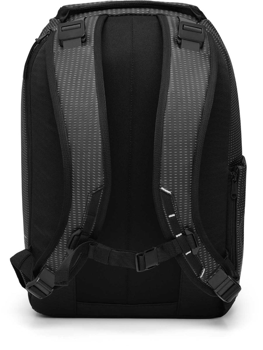 Ryggsekk fra Db som rommer 21L. Ramverk Backpack i fargen Reflective black