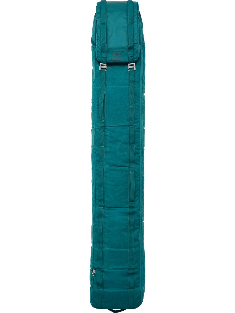 Sekk for oppbevaring av ski, som enkelt kan rulles sammen for lett transport. Snow Roller 70L fra Db i fargen Midnight Teal