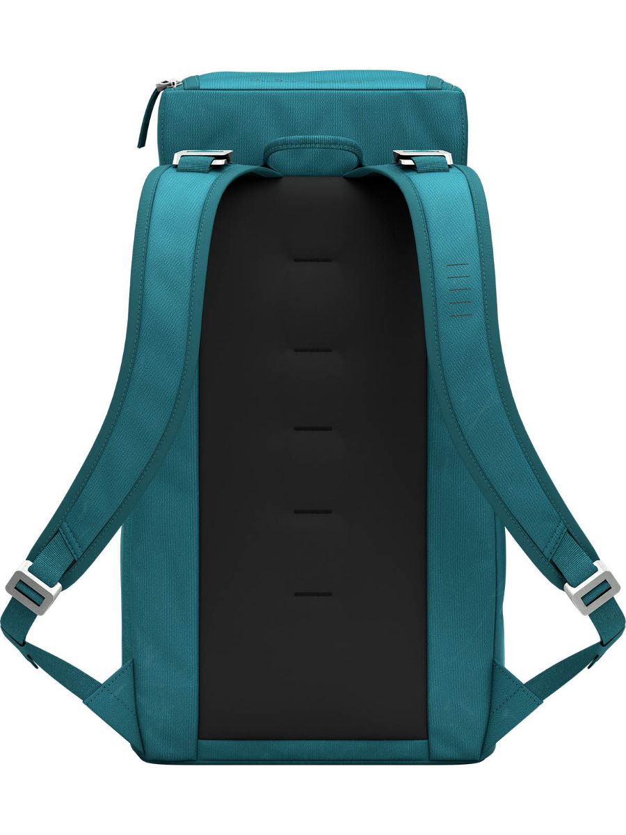 Hugger 25L fra Db i fargen Midnight Teal