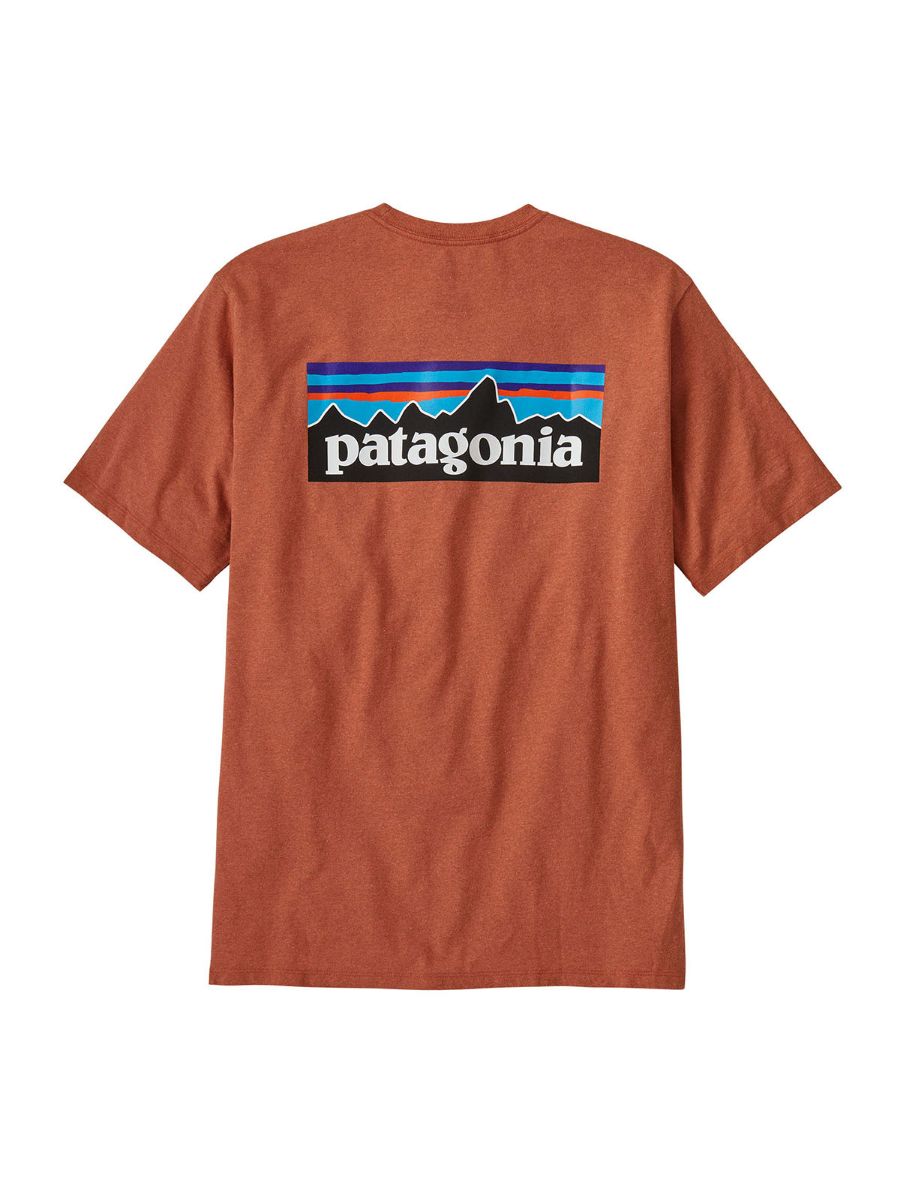 T-skjorte til herre i resirkulerte materialer med logo på ryggen fra Patagonia	