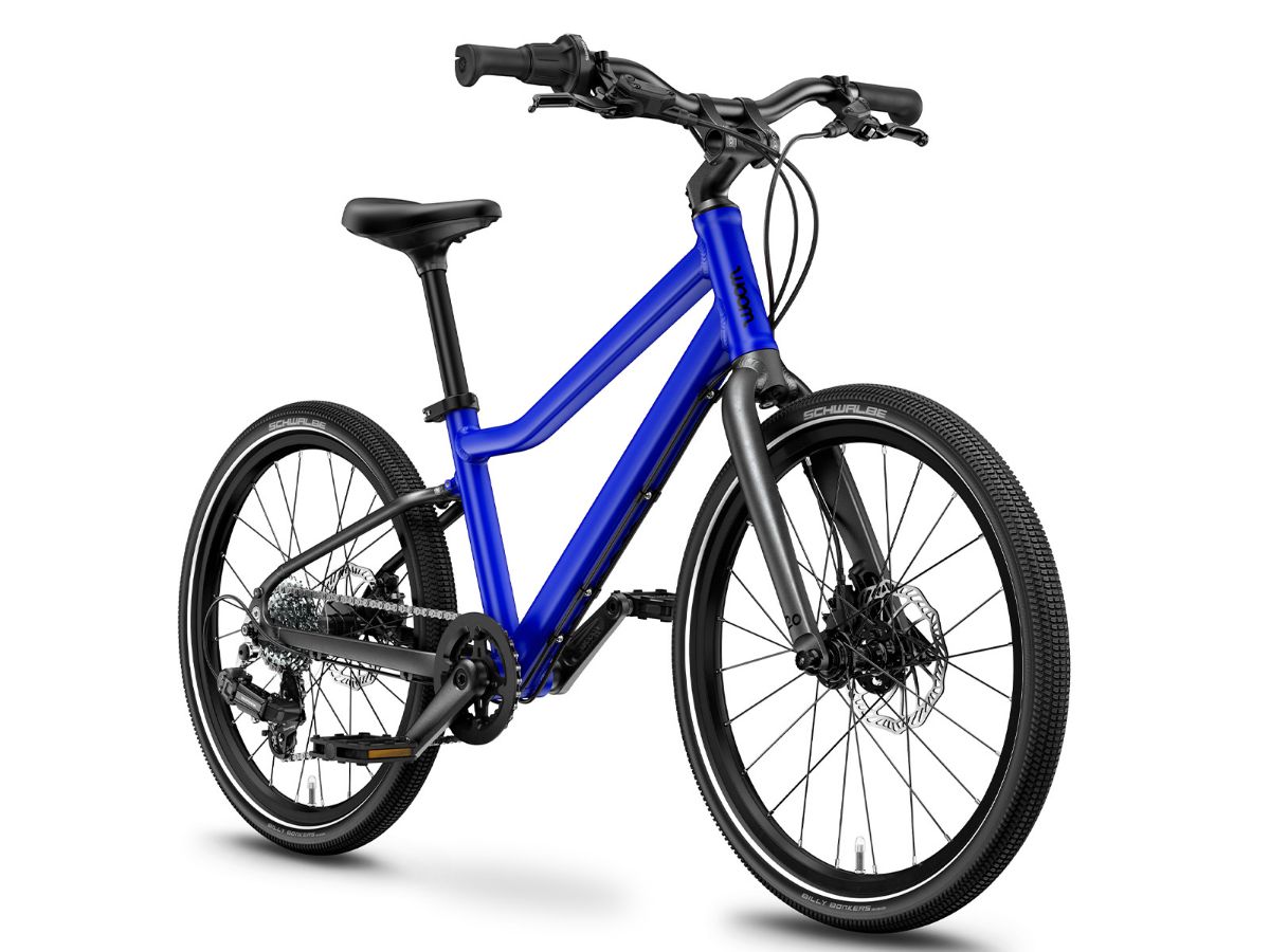 Woom Explore 4 har 7 gir, skivebremser og terrengdekk. Robust sykkel for barn 6–8 år (115–130 cm).