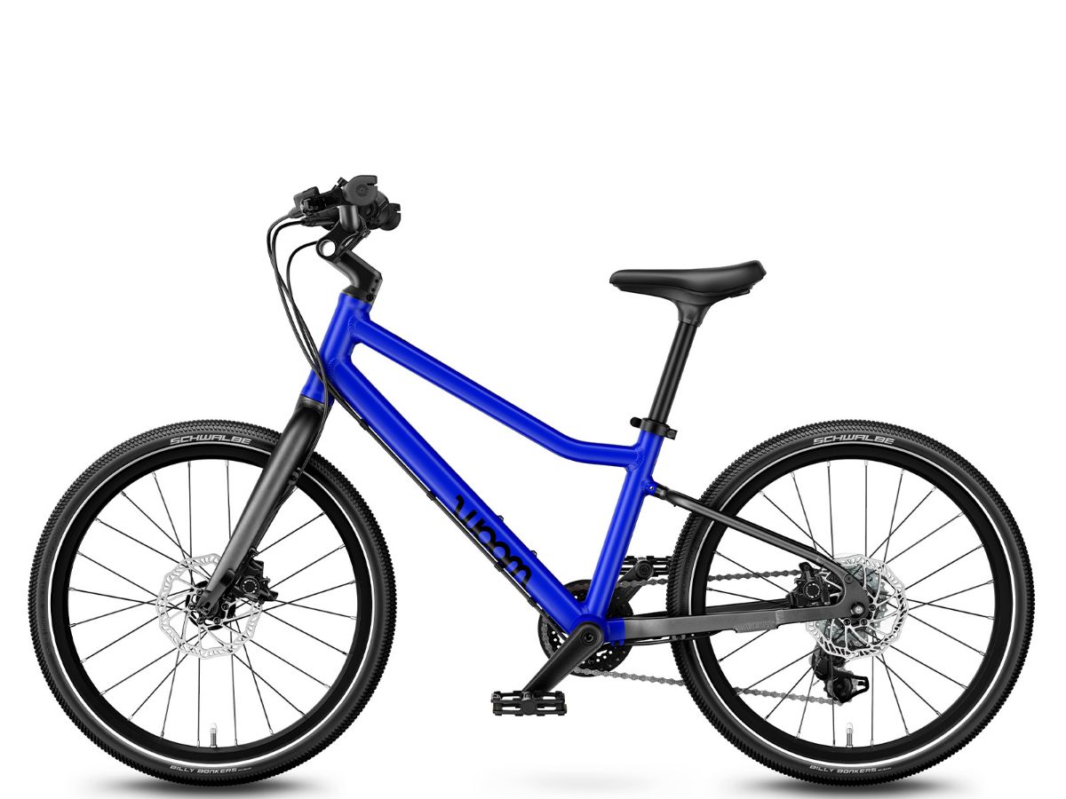 Woom Explore 4 har 7 gir, skivebremser og terrengdekk. Robust sykkel for barn 6–8 år (115–130 cm).	