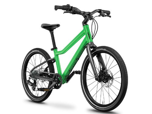 Woom Explore 4 har 7 gir, skivebremser og terrengdekk. Robust sykkel for barn 6–8 år (115–130 cm).