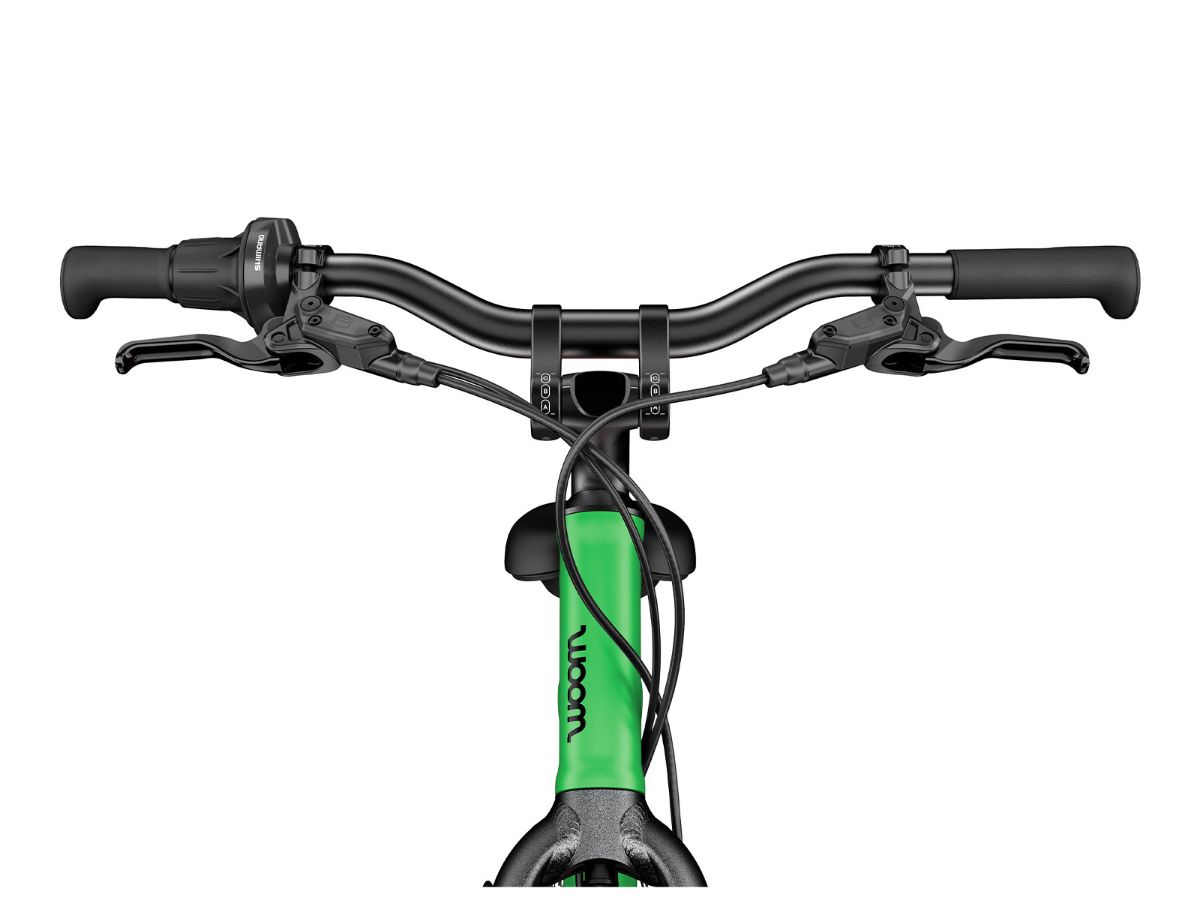 Woom Explore 4 har 7 gir, skivebremser og terrengdekk. Robust sykkel for barn 6–8 år (115–130 cm).	