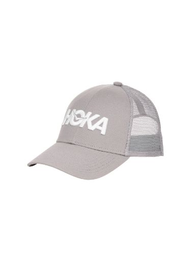 Klassisk trucker caps fra Hoka, med brodert logo i front og justerbar stropp bak