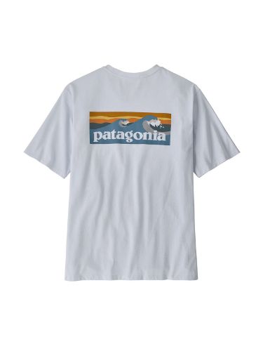 T-skjorte i resirkulerte materialer til herre fra Patagonia med tøft trykk på ryggen