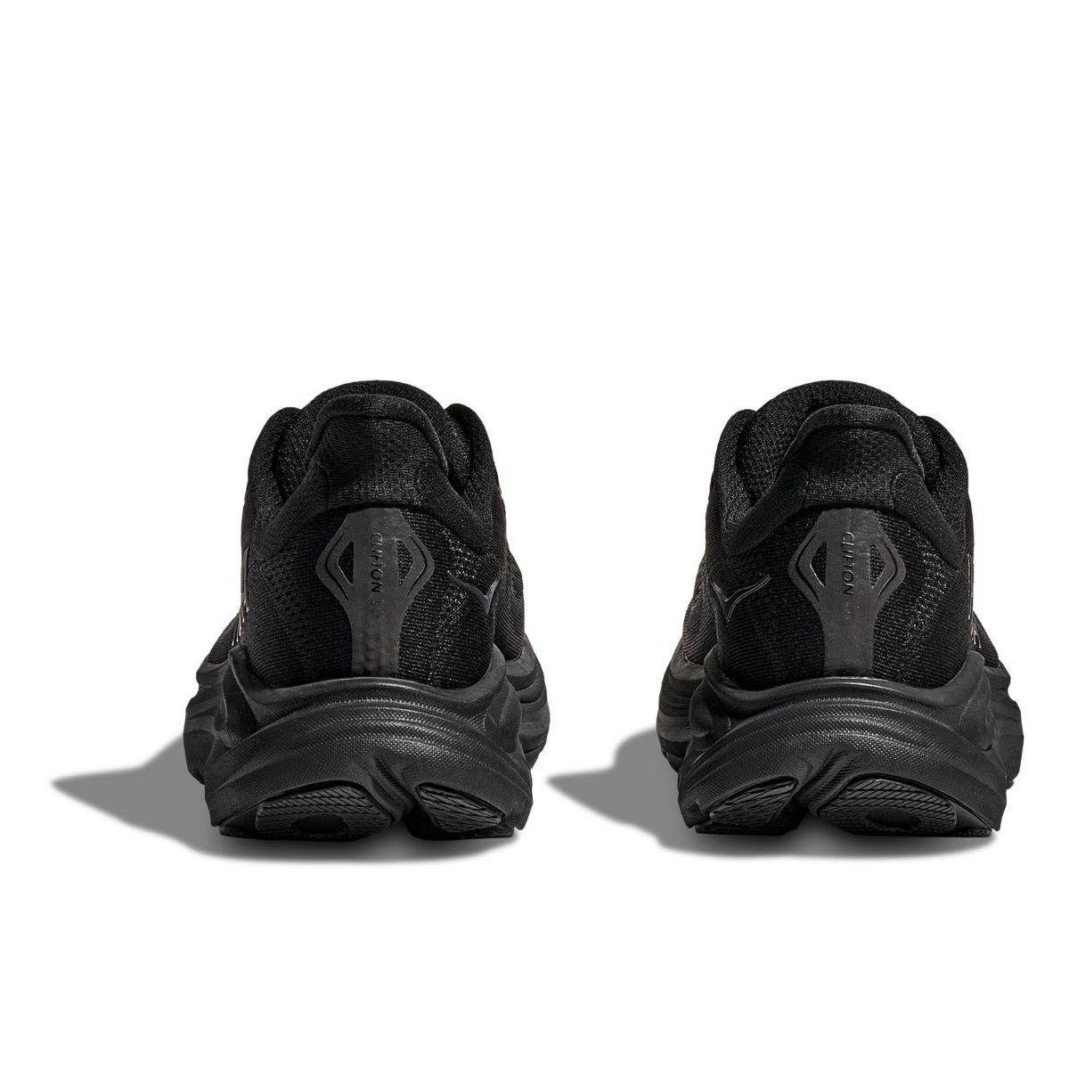 W Clifton 10 fra Hoka i fargen Black Black. En storfavoritt av en allsidig sko perfekt til jobb og fritid eller trening