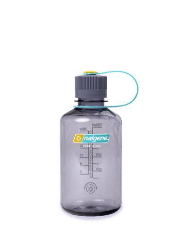 Drikkeflaske fra Nalgene i fargen Aubergine. Praktisk drikketut med kork
