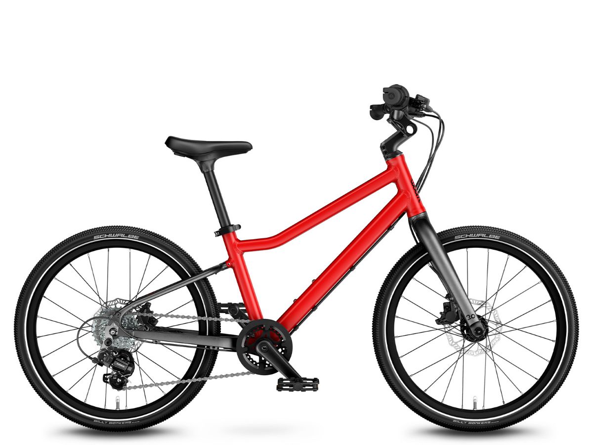 Woom Explore 4 har 7 gir, skivebremser og terrengdekk. Robust sykkel for barn 6–8 år (115–130 cm).	