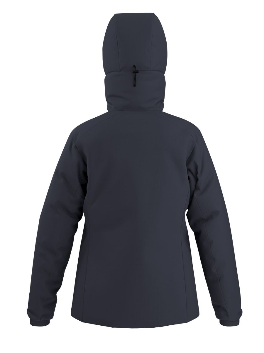 Vattert hettejakke fra Arcteryx med vindtett front og strech i sidene. Atom Hoody til dame i fargen Black Sapphire