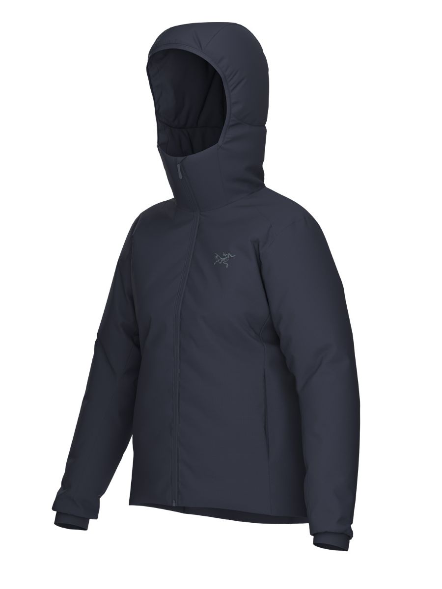 Vattert hettejakke fra Arcteryx med vindtett front og strech i sidene. Atom Hoody til dame i fargen Black Sapphire