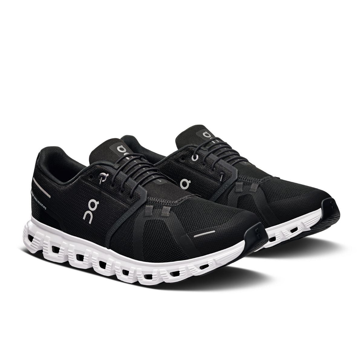 Lett og godt dempet sko fra On, Cloud 6 til herre i Black and White