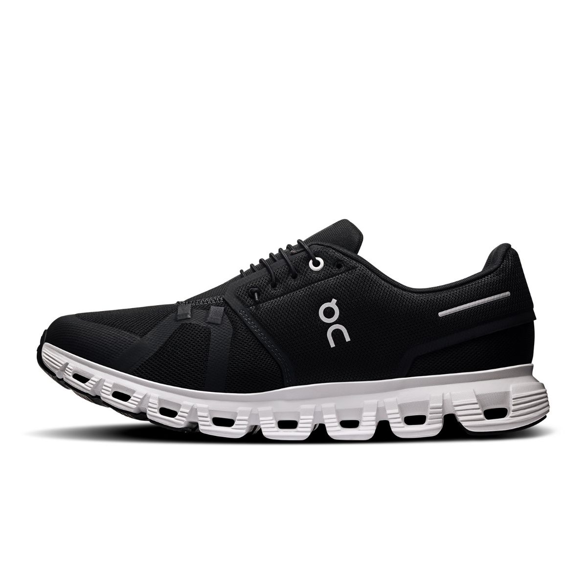 Lett og godt dempet sko fra On, Cloud 6 til herre i Black and White