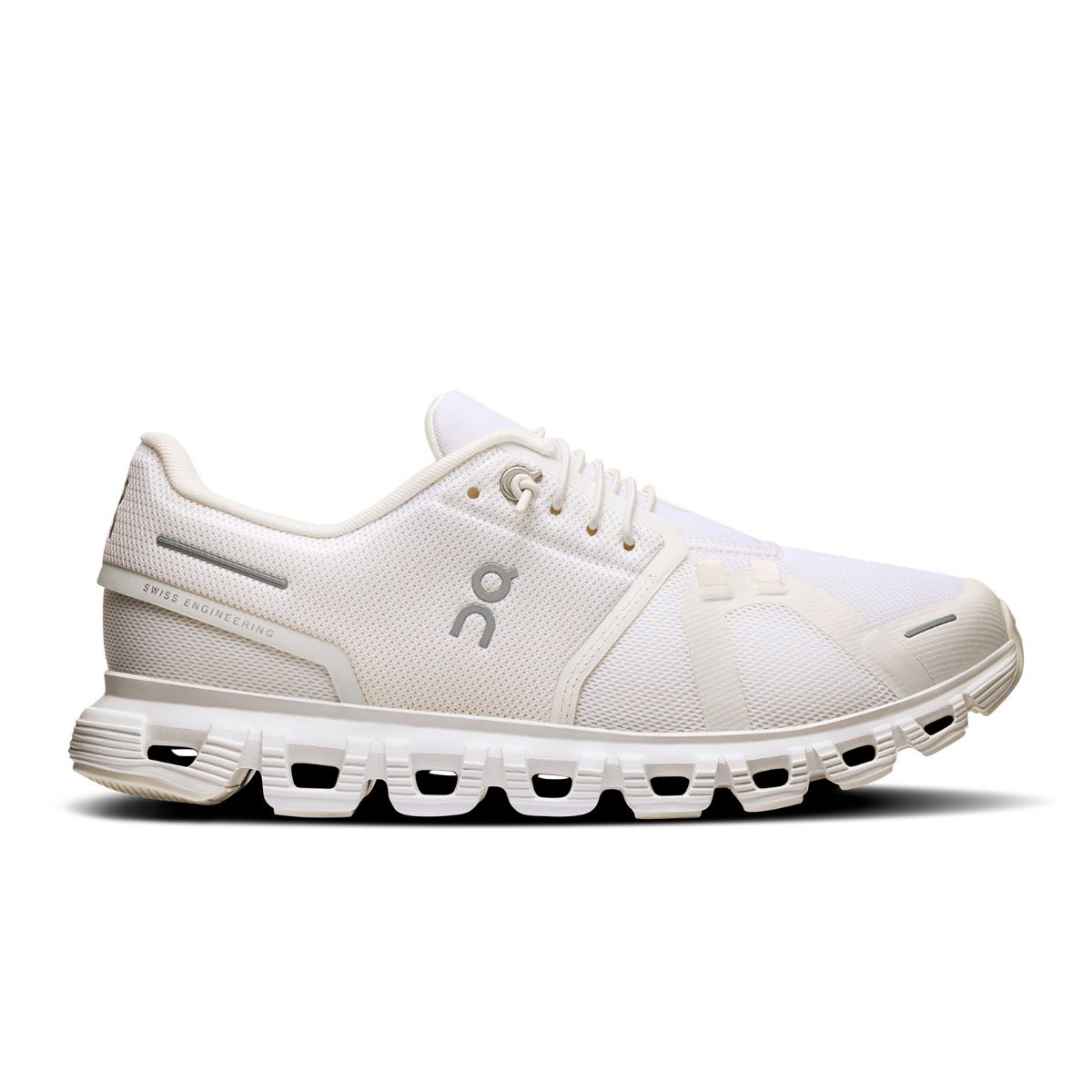 Lett og godt dempet sko fra On, Cloud 6 til dame i White and White