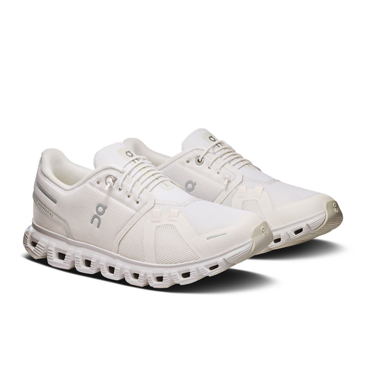 Lett og godt dempet sko fra On, Cloud 6 til dame i White and White