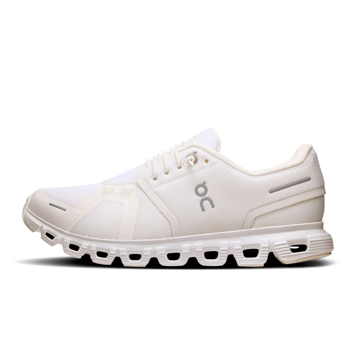 Lett og godt dempet sko fra On, Cloud 6 til dame i White and White