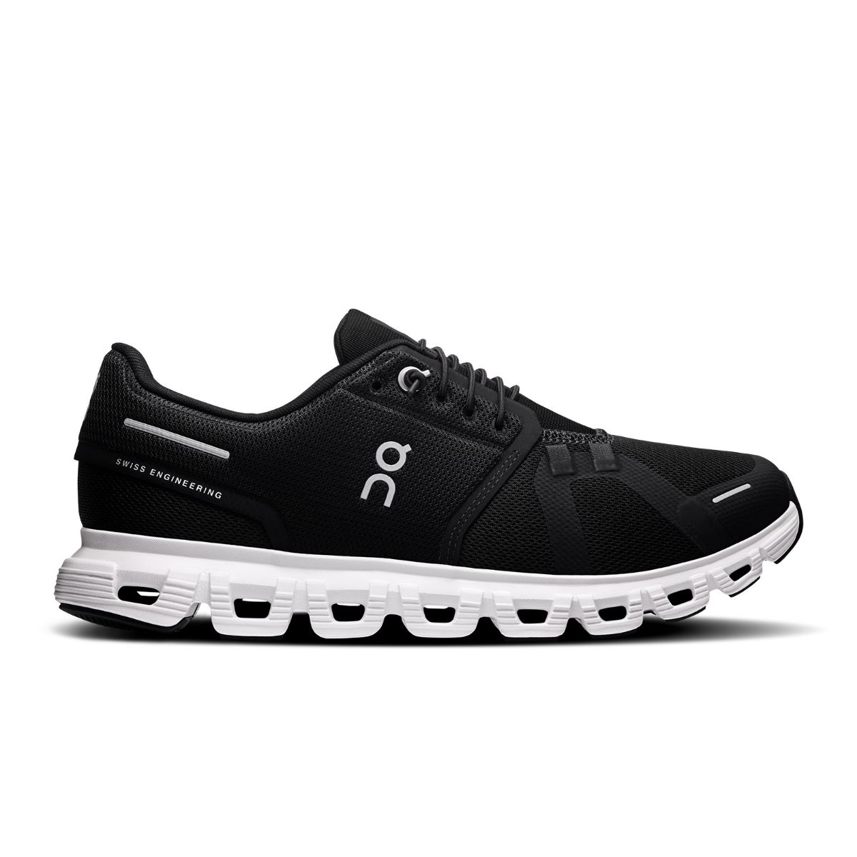 Lett og godt dempet sko fra On, Cloud 6 til dame i Black and White