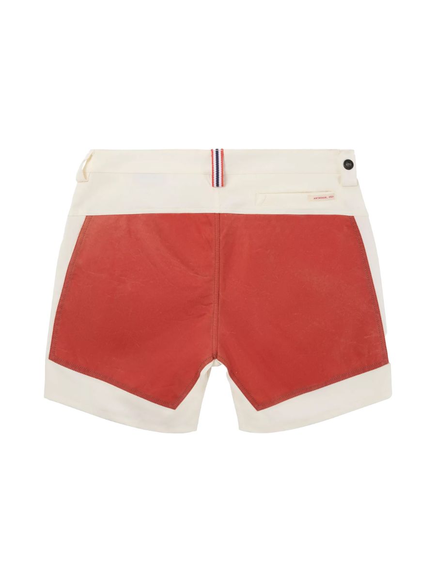 Lekker og tidløs shorts til herre fra Amundsen i fargen Offwhite Terra Red
