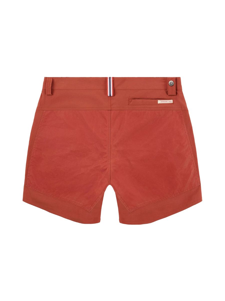 Lekker og tidløs shorts til herre fra Amundsen i fargen Terra Red Red
