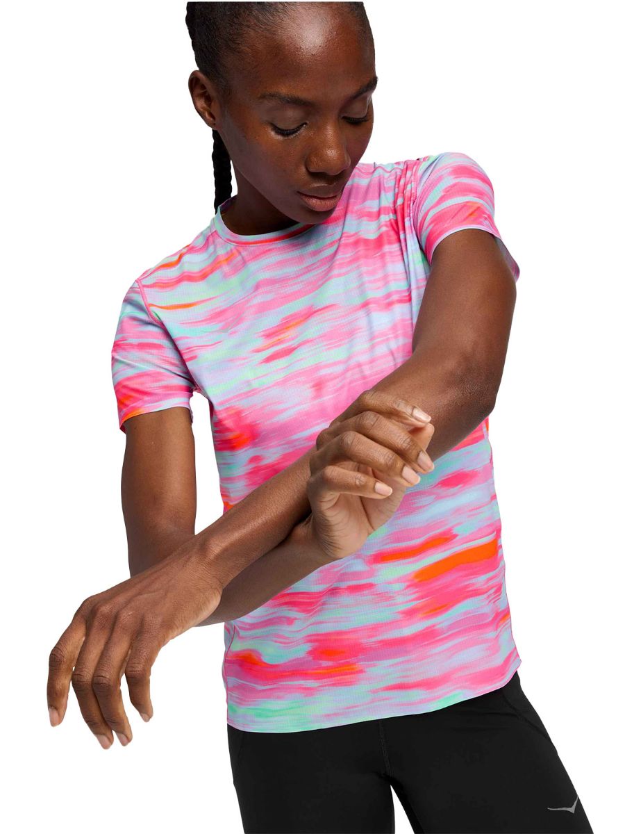 Lett overdel til trening for dame i fargen Pink Blurr fra Hoka