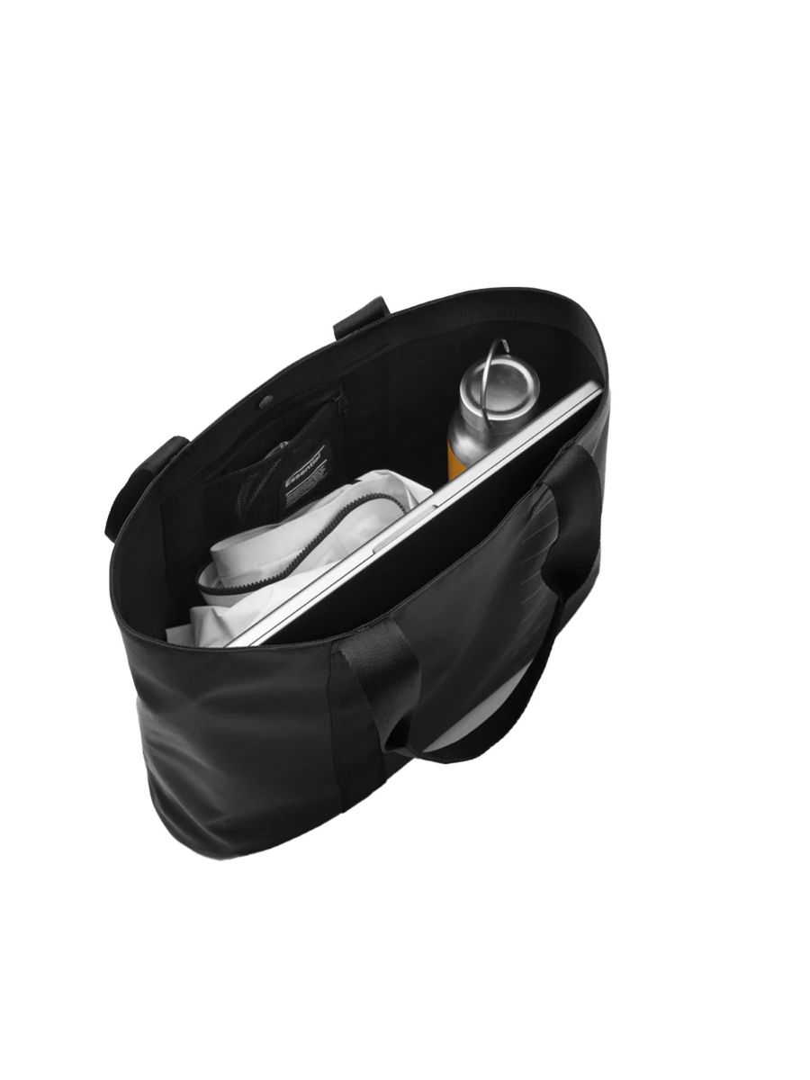 Tote bag fra Db i fargen Black Out som rommer 16L