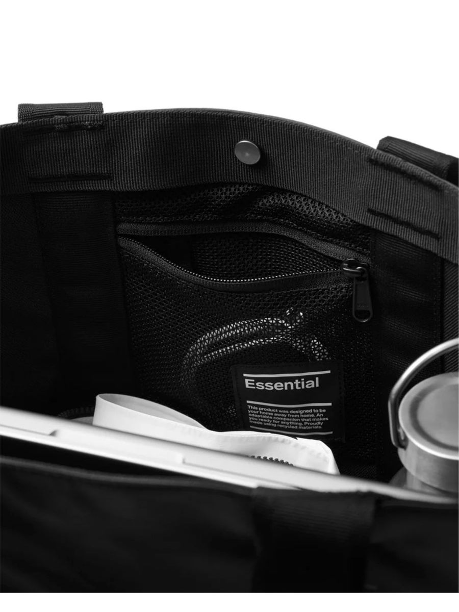 Tote bag fra Db i fargen Black Out som rommer 16L