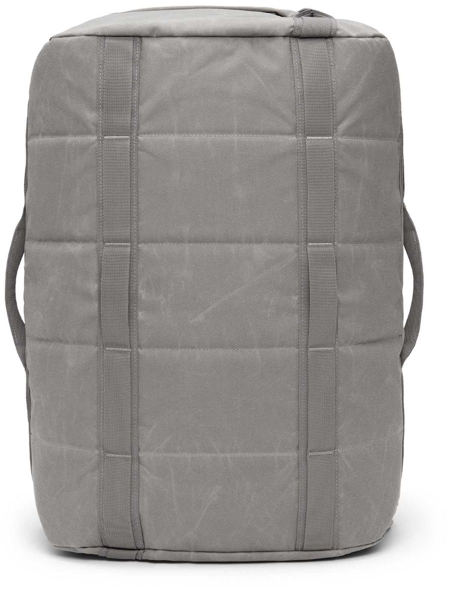 Duffelbag fra Db i fargen Sand Grey som rommer 40L