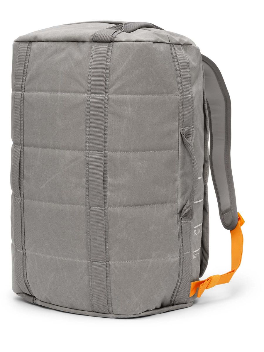 Duffelbag fra Db i fargen Sand Grey som rommer 40L