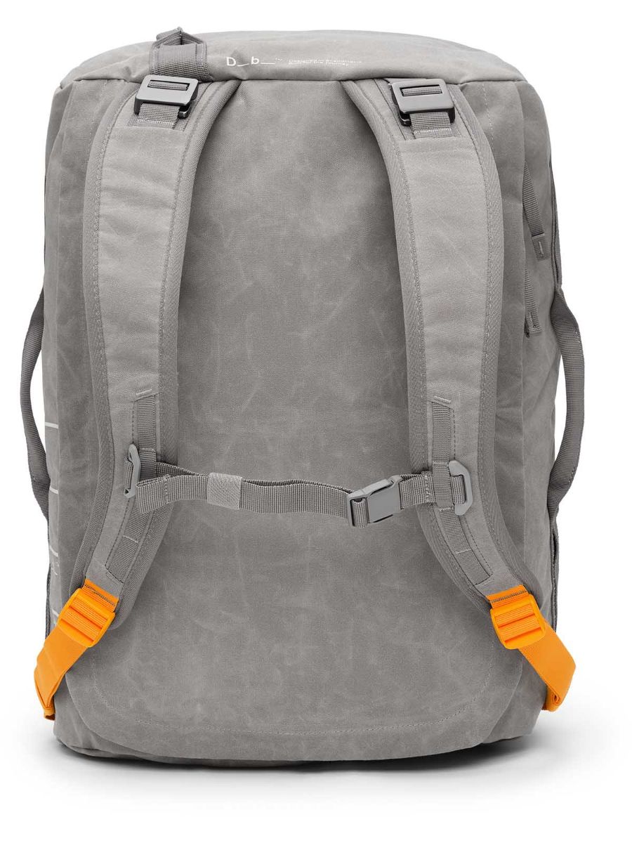 Duffelbag fra Db i fargen Sand Grey som rommer 40L