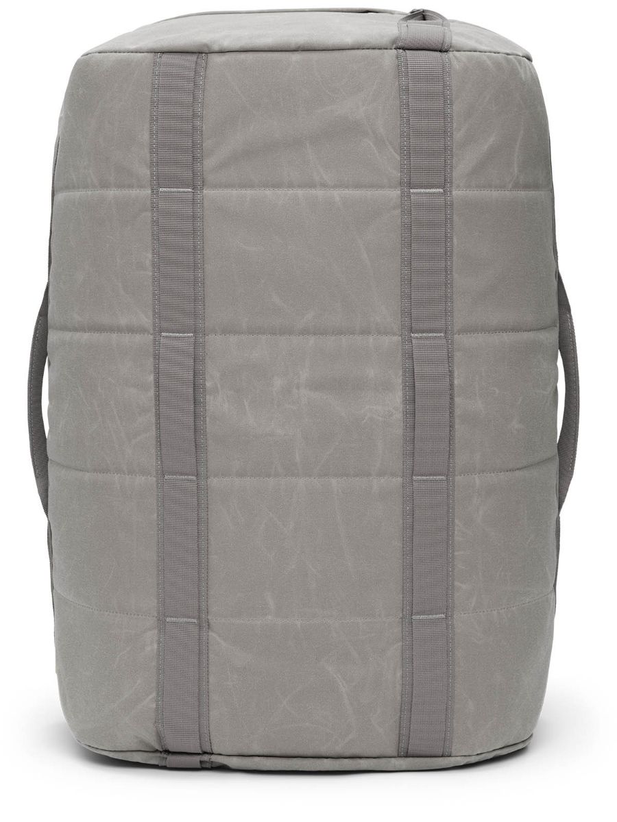 Romslig duffelbag fra Db i fargen Sand Grey
