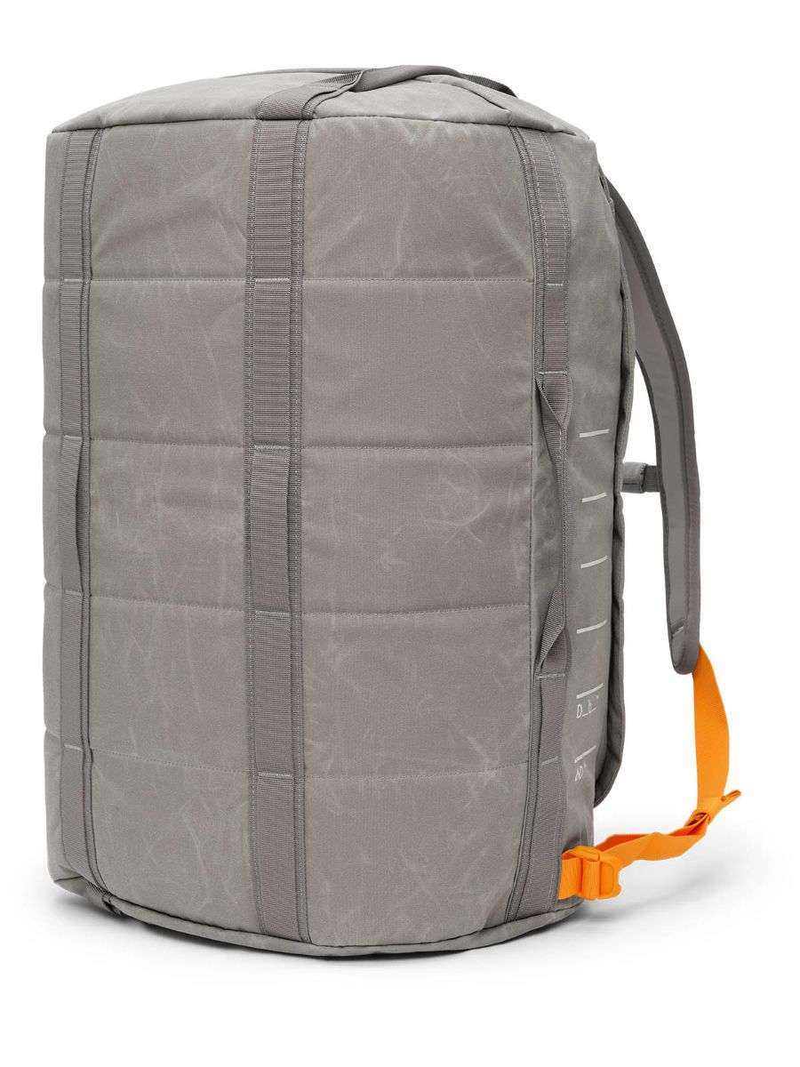 Romslig duffelbag fra Db i fargen Sand Grey