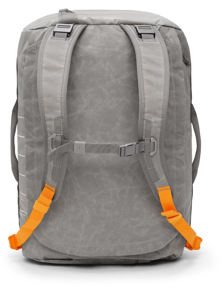 Romslig duffelbag fra Db i fargen Sand Grey