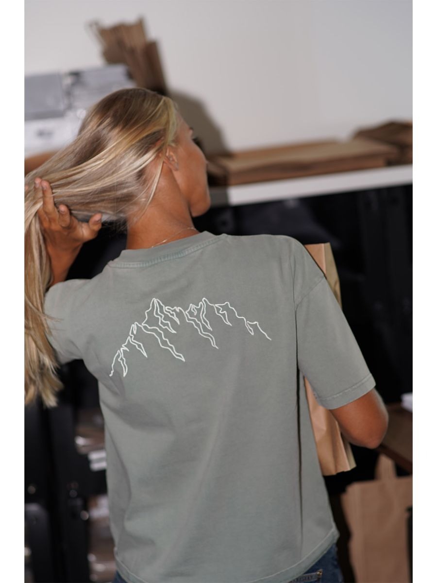 Pre Aprés Alpine Horizon Oversized Heavy Tee i fargen Green Stone