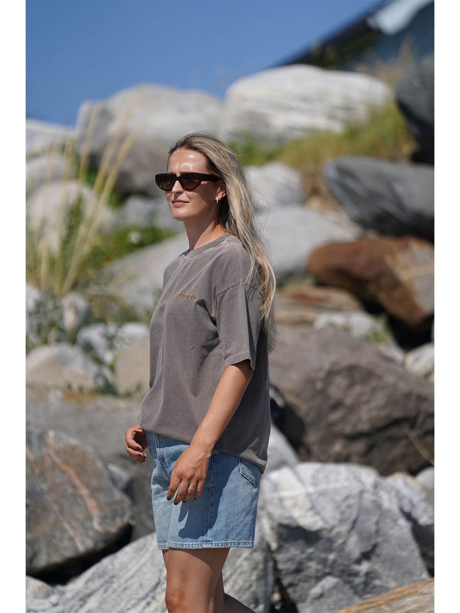 Pre Aprés Base Washed Tee i fargen Soft Brown. T-skjorte fra Pre Après