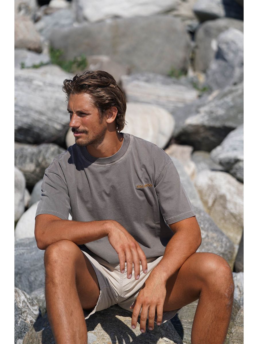 Pre Aprés Base Washed Tee i fargen Soft Brown. T-skjorte fra Pre Après