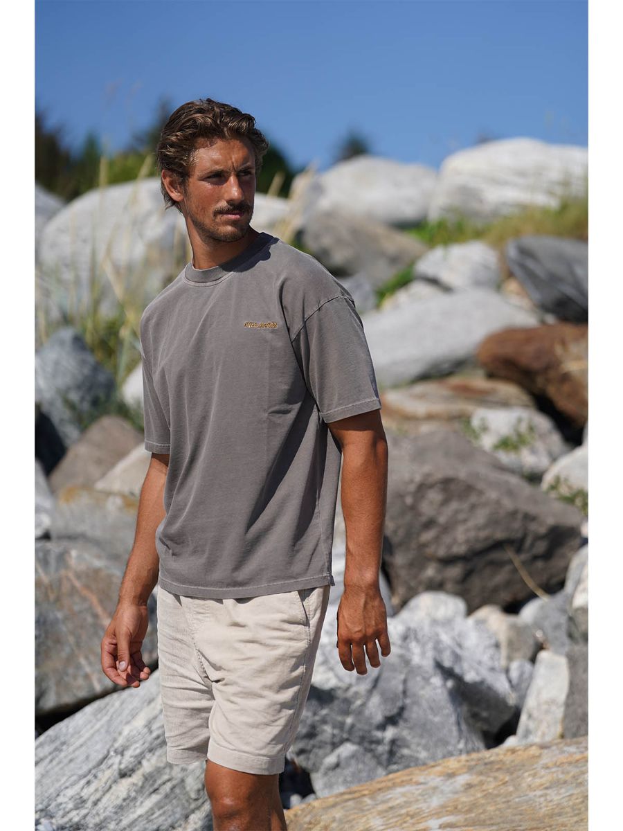 Pre Aprés Base Washed Tee i fargen Soft Brown. T-skjorte fra Pre Après