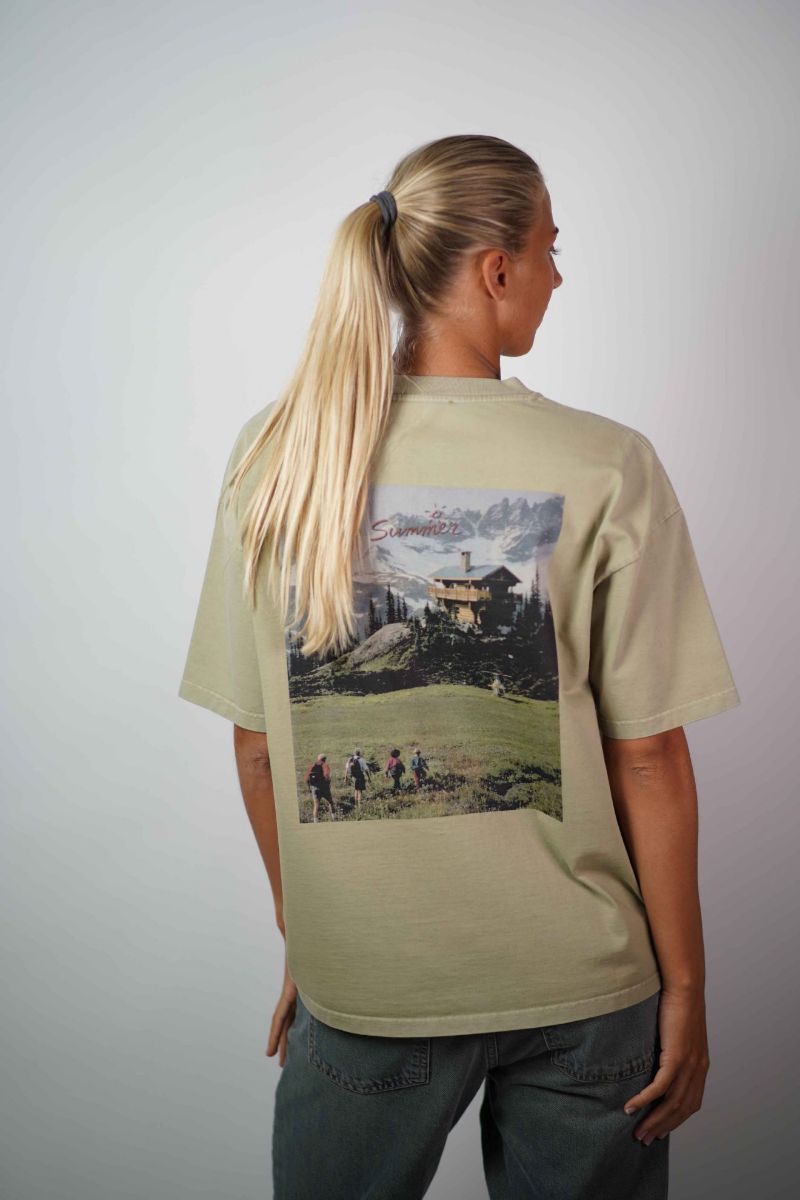 Pre Aprés Explorer Tee i fargen Dusty Green. T-skjorte fra Pre Après med print på ryggen