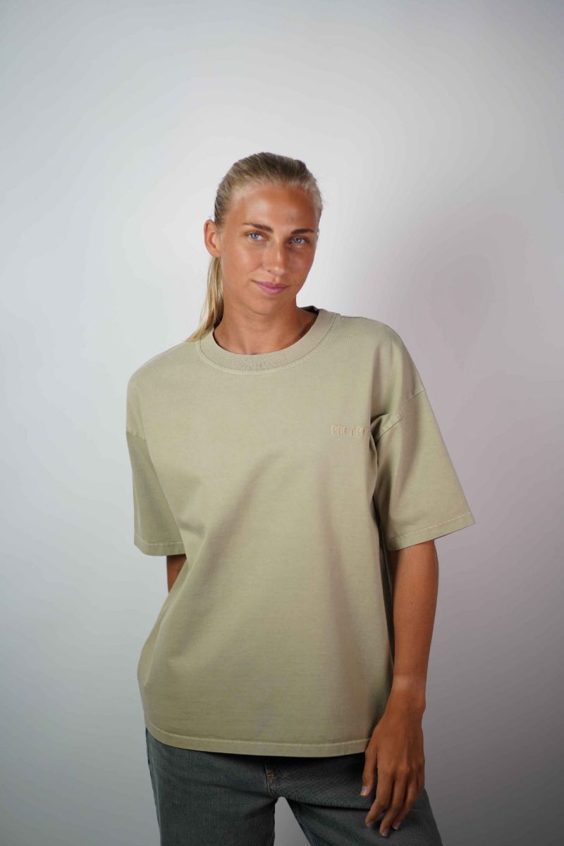 Pre Aprés Explorer Tee i fargen Dusty Green. T-skjorte fra Pre Après med print på ryggen