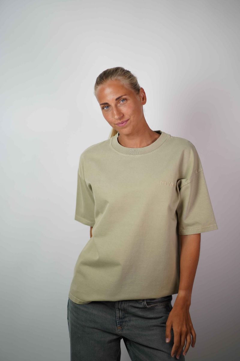 Pre Aprés Explorer Tee i fargen Dusty Green. T-skjorte fra Pre Après med print på ryggen