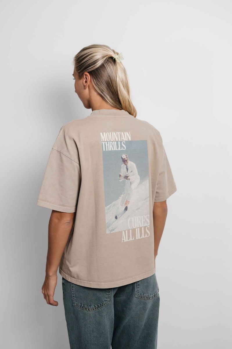 Pre Aprés Mountain Medic Oversized Heavy Tee i fargen Sandstone