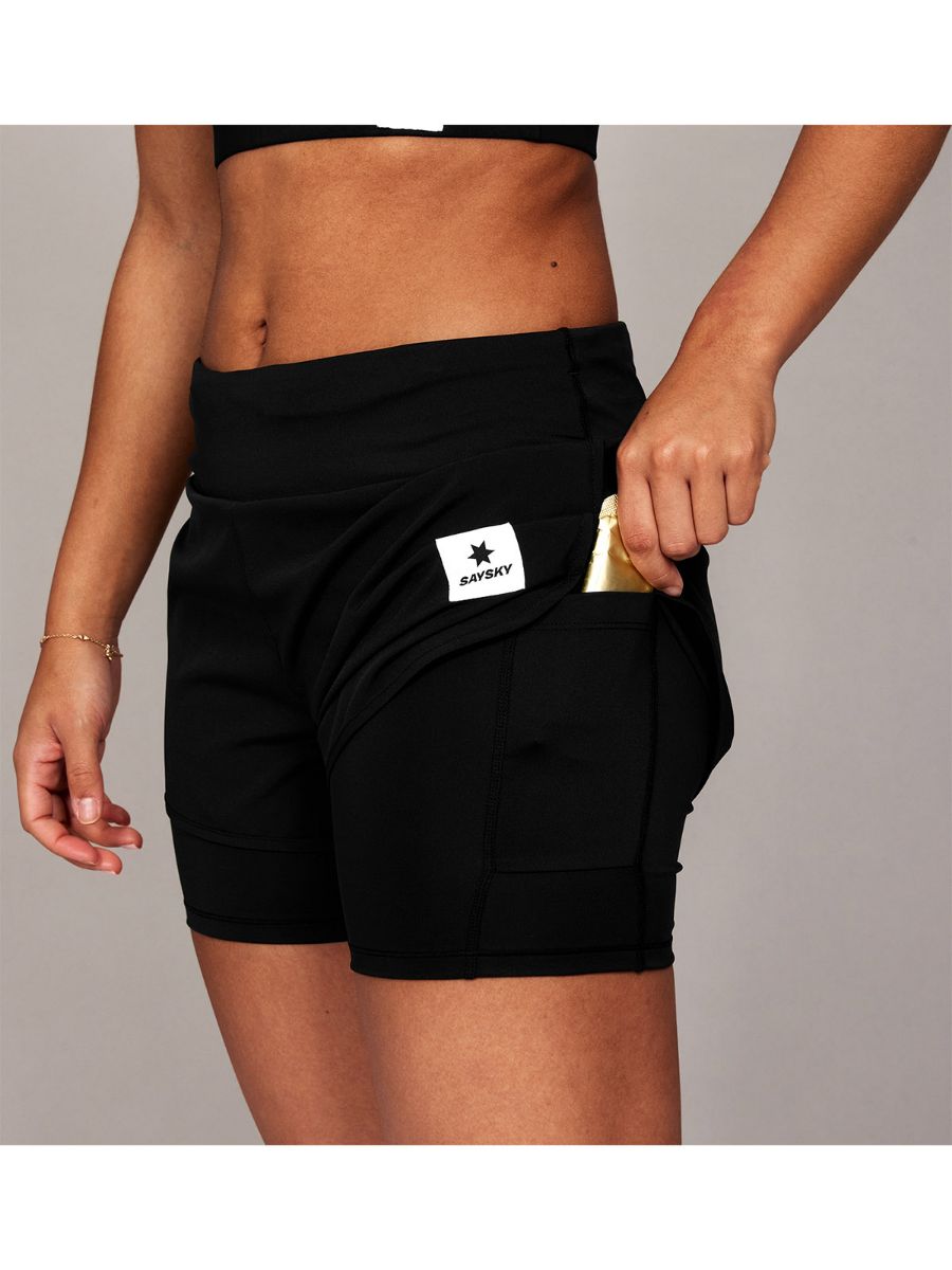 SaySky Svart treningsshorts til dame. W 2 in 1 Pace Shorts 3" fra SaySky til dame
