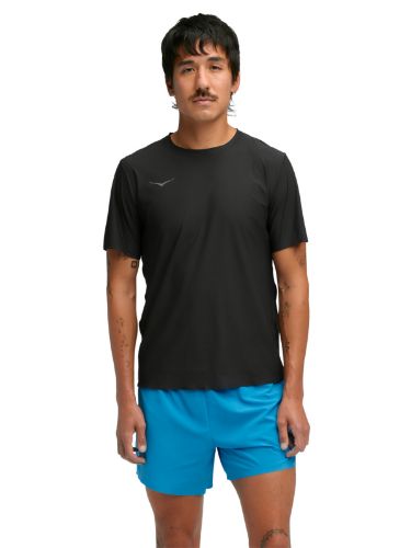 Lett treningsoverdel til herre fra Hoka i fargen Black