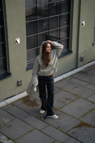 Pre Après Form Hoodie i fargen Dusty Green. Hettegenser til dame fra Pre Après	