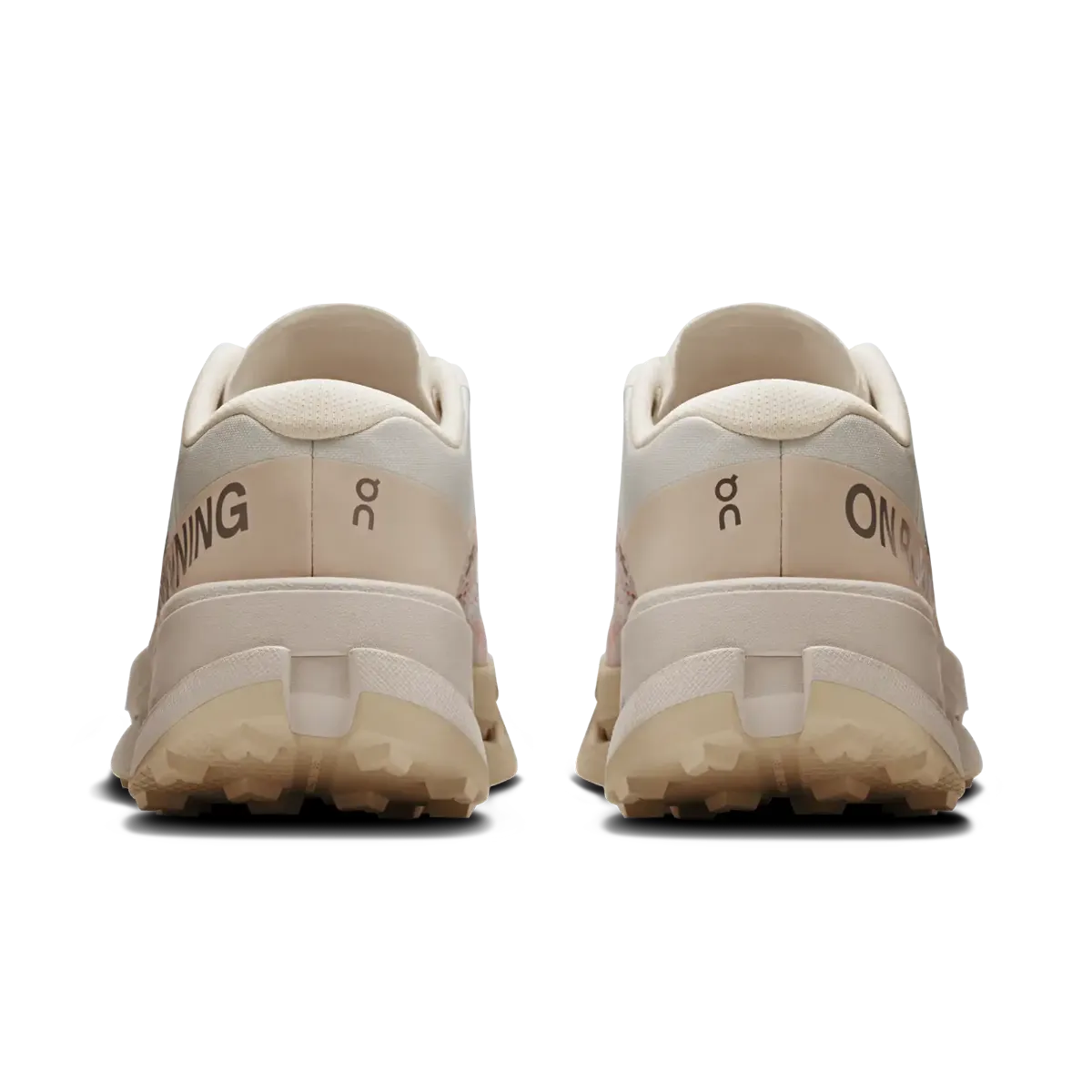 On Cloudultra 3 i fargen Ivory Pearl til dame. Terrengløpesko til dame