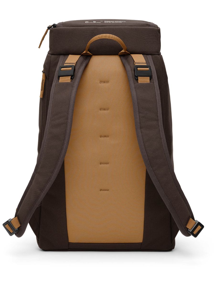 Hugger Backpack fra Db i fargen Espresso som rommer 25L