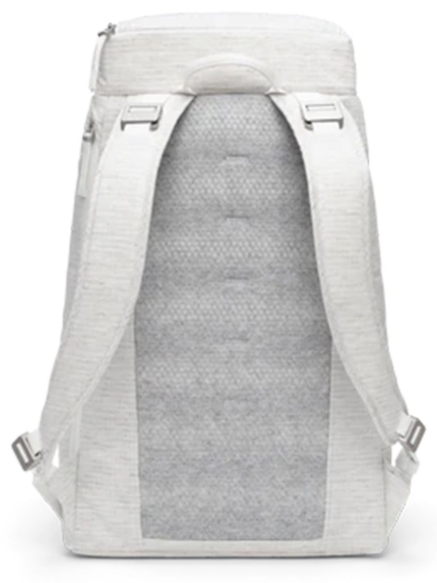 Hugger Backpack fra Db som rommer 30L i Clean Slate