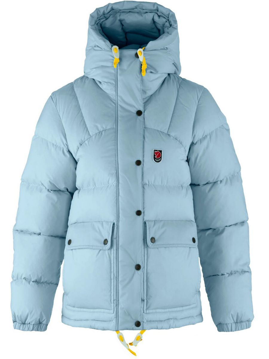 Kort og varm dunjakke fra Fjellräven i farge Breeze Blue