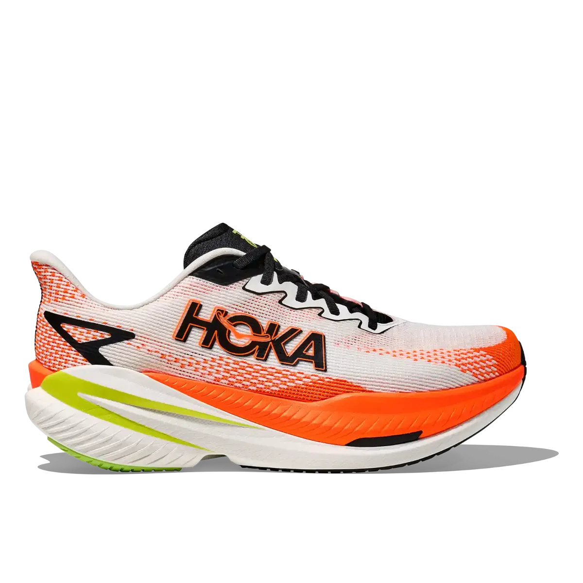 Hoka M Mach 3 i fargen White Neon Tangerine. Løpesko til herre fra Hoka