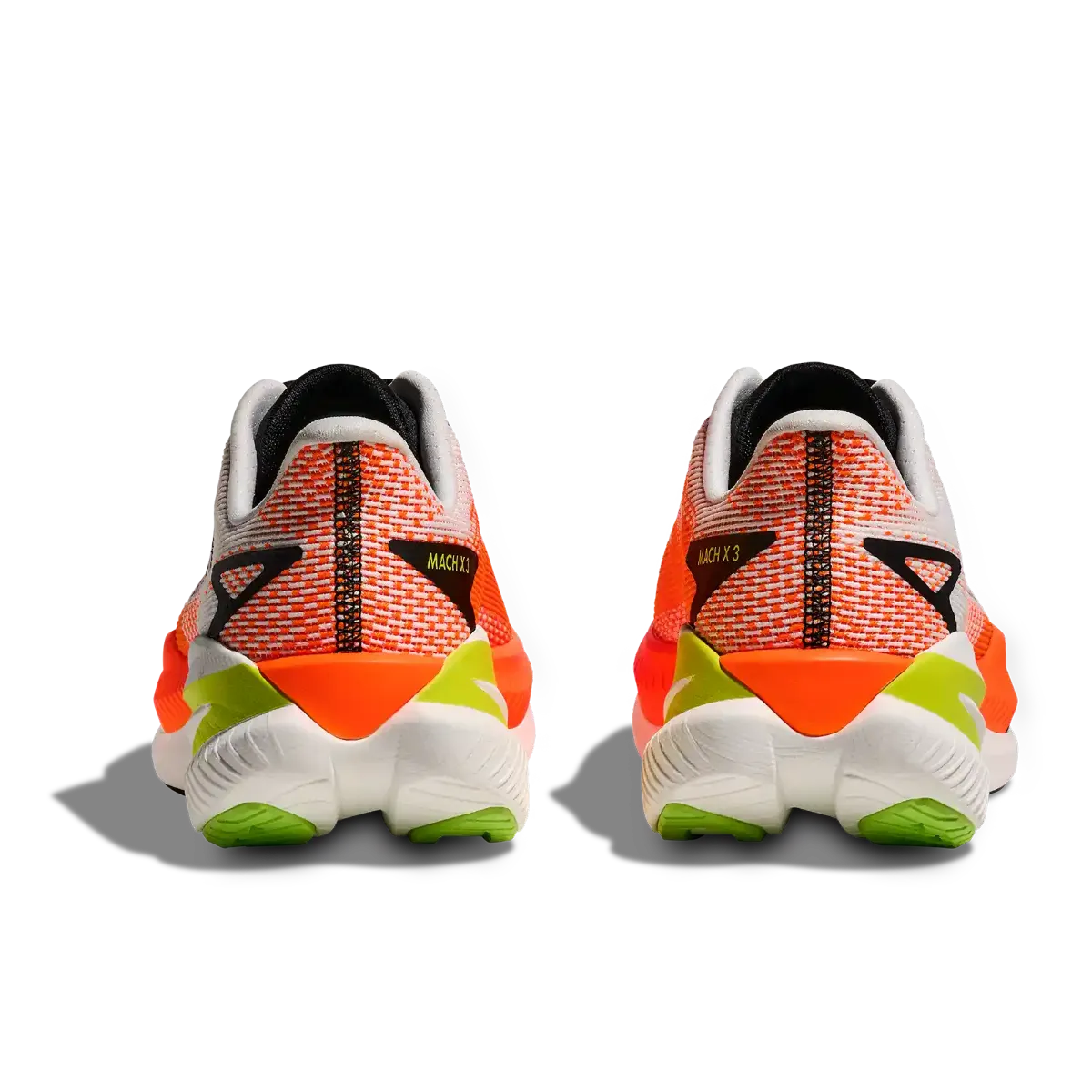 Hoka M Mach 3 i fargen White Neon Tangerine. Løpesko til herre fra Hoka