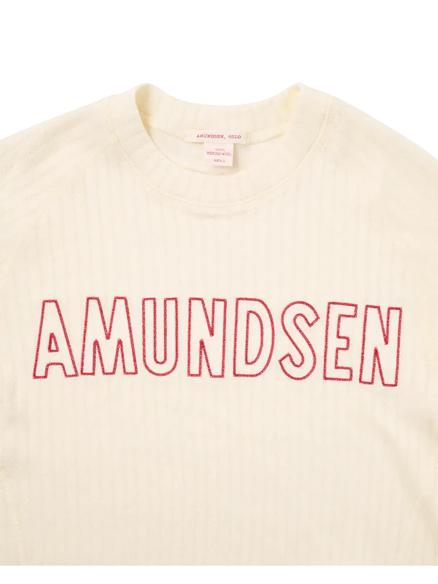 Amundsen Hero's Hide Crew Neck Mens i fargen Natural med rød Amundsen Logo. Ulltrøye fra Amundsen til herre